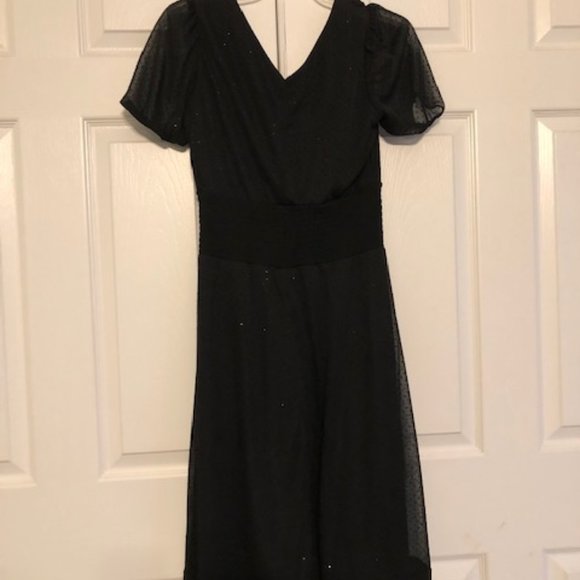 V-neck dress with just enough sparkle - Picture 4 of 5